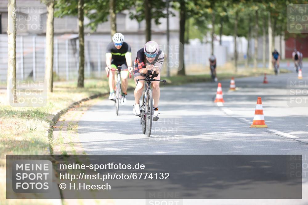 11.08.2024 - GEWOBA Citytriathlon Bremen H.Heesch http://msf.ph/oto/6774132 11.08.2024 11:41:37 Radfahren 758, 786, 835, 859, 896, 902, 965, 1020 meine-sportfotos.de