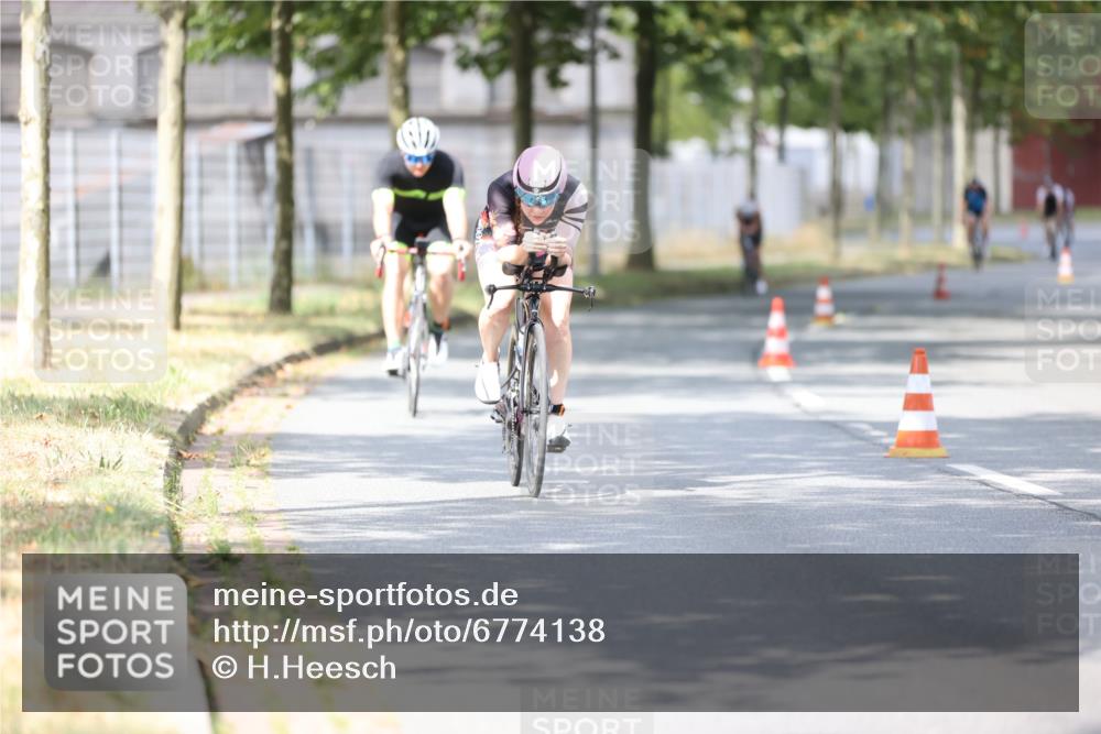 11.08.2024 - GEWOBA Citytriathlon Bremen H.Heesch http://msf.ph/oto/6774138 11.08.2024 11:41:37 Radfahren 758, 786, 835, 859, 896, 902, 965, 1020 meine-sportfotos.de