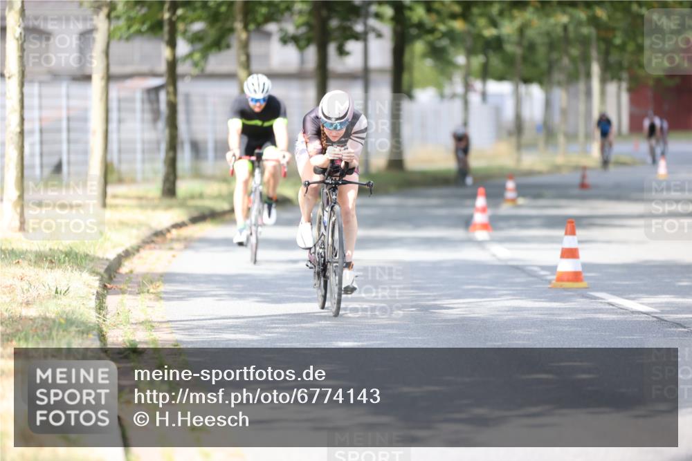 11.08.2024 - GEWOBA Citytriathlon Bremen H.Heesch http://msf.ph/oto/6774143 11.08.2024 11:41:37 Radfahren 758, 786, 835, 859, 896, 902, 965, 1020 meine-sportfotos.de