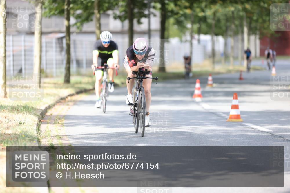 11.08.2024 - GEWOBA Citytriathlon Bremen H.Heesch http://msf.ph/oto/6774154 11.08.2024 11:41:37 Radfahren 758, 786, 835, 859, 896, 902, 965, 1020 meine-sportfotos.de