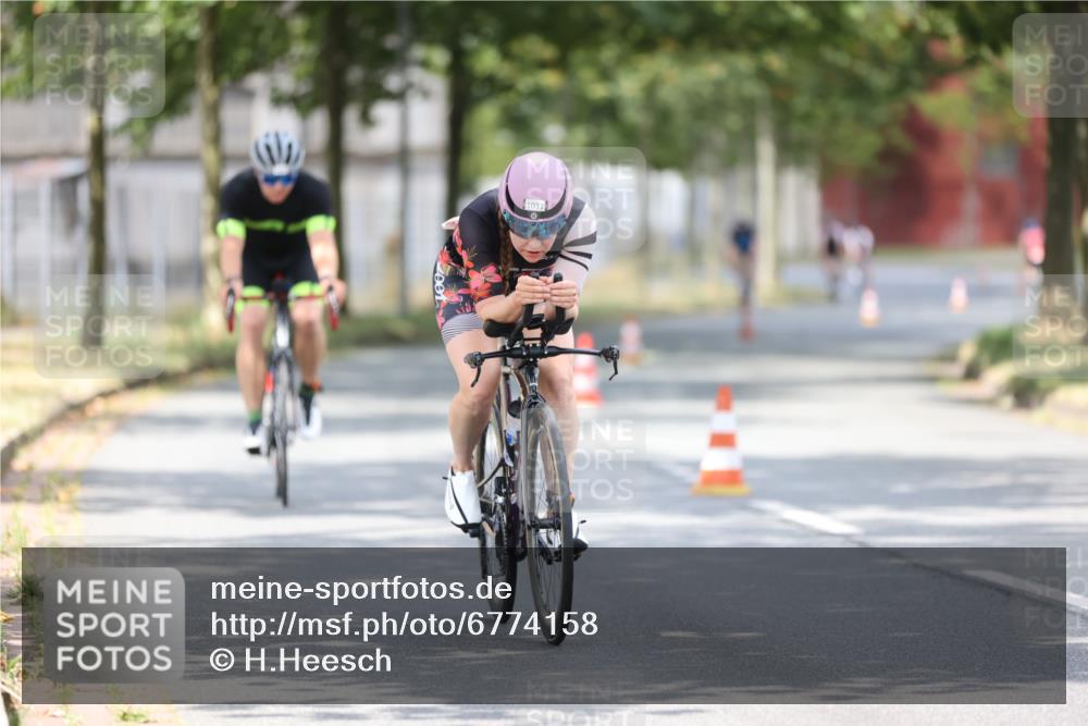 11.08.2024 - GEWOBA Citytriathlon Bremen H.Heesch http://msf.ph/oto/6774158 11.08.2024 11:41:38 Radfahren 758, 786, 835, 859, 896, 902, 965, 1020 meine-sportfotos.de