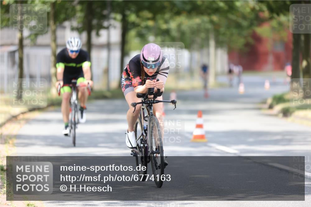 11.08.2024 - GEWOBA Citytriathlon Bremen H.Heesch http://msf.ph/oto/6774163 11.08.2024 11:41:38 Radfahren 758, 786, 835, 859, 896, 902, 965, 1020 meine-sportfotos.de