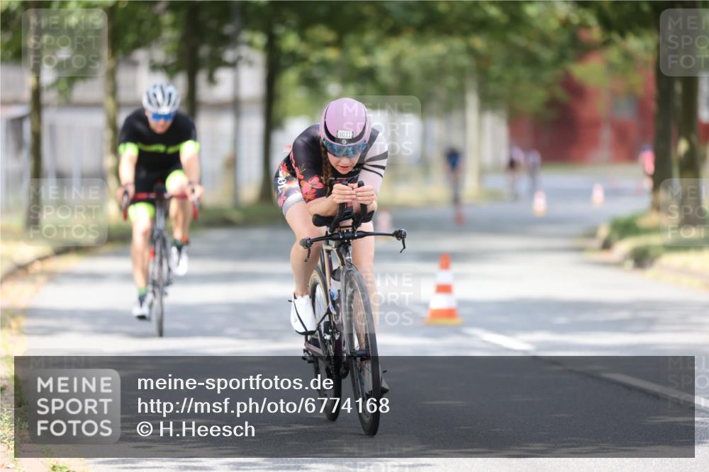 11.08.2024 - GEWOBA Citytriathlon Bremen H.Heesch http://msf.ph/oto/6774168 11.08.2024 11:41:38 Radfahren 758, 786, 835, 859, 896, 902, 965, 1020 meine-sportfotos.de