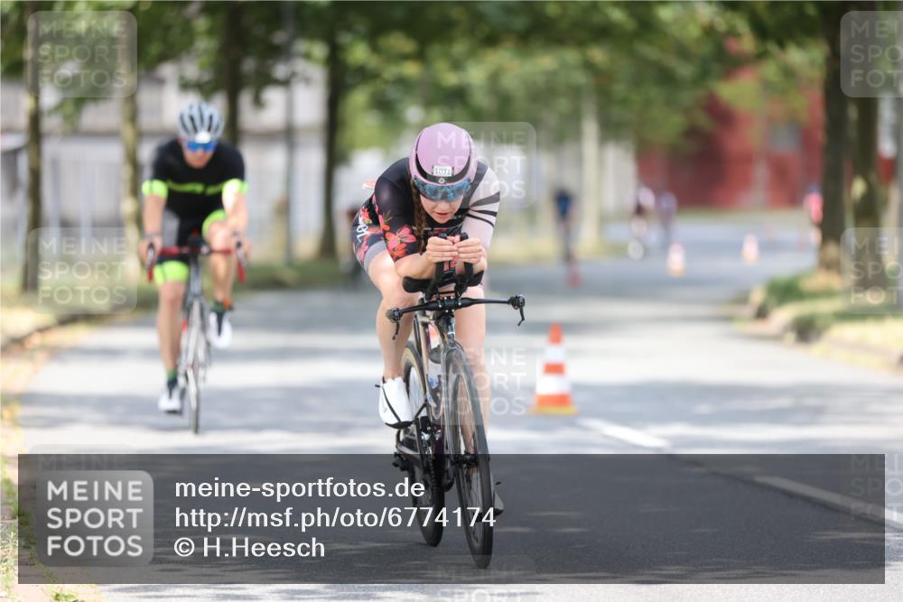 11.08.2024 - GEWOBA Citytriathlon Bremen H.Heesch http://msf.ph/oto/6774174 11.08.2024 11:41:38 Radfahren 758, 786, 835, 859, 896, 902, 965, 1020 meine-sportfotos.de