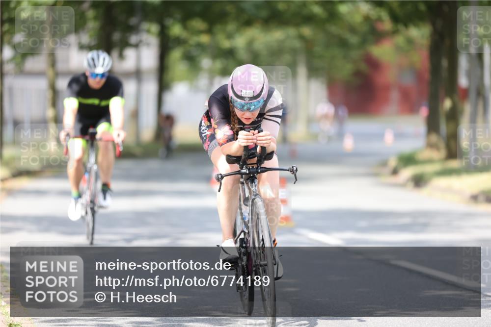 11.08.2024 - GEWOBA Citytriathlon Bremen H.Heesch http://msf.ph/oto/6774189 11.08.2024 11:41:38 Radfahren 758, 786, 835, 859, 896, 902, 965, 1020 meine-sportfotos.de