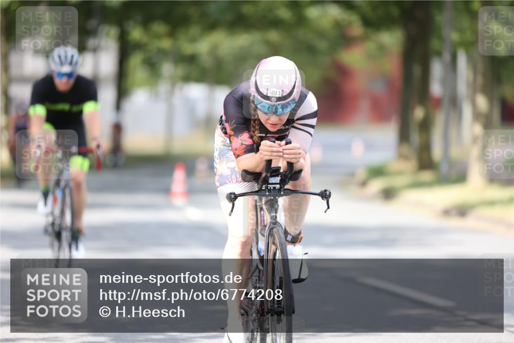 11.08.2024 - GEWOBA Citytriathlon Bremen H.Heesch http://msf.ph/oto/6774208 11.08.2024 11:41:38 Radfahren 758, 786, 835, 859, 896, 902, 965, 1020 meine-sportfotos.de