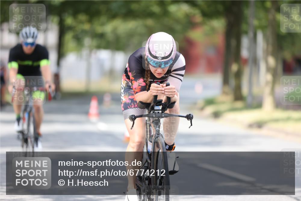 11.08.2024 - GEWOBA Citytriathlon Bremen H.Heesch http://msf.ph/oto/6774212 11.08.2024 11:41:38 Radfahren 758, 786, 835, 859, 896, 902, 965, 1020 meine-sportfotos.de