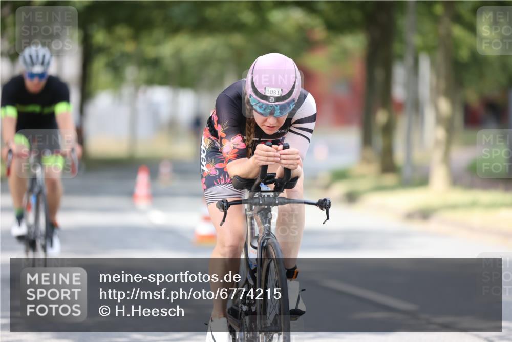 11.08.2024 - GEWOBA Citytriathlon Bremen H.Heesch http://msf.ph/oto/6774215 11.08.2024 11:41:38 Radfahren 758, 786, 835, 859, 896, 902, 965, 1020 meine-sportfotos.de