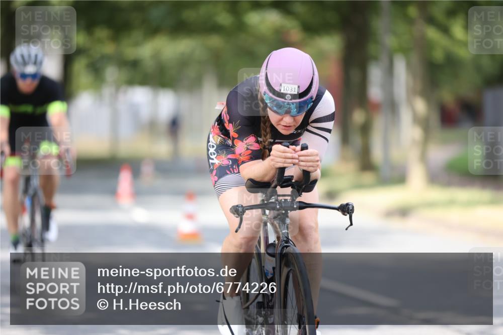 11.08.2024 - GEWOBA Citytriathlon Bremen H.Heesch http://msf.ph/oto/6774226 11.08.2024 11:41:38 Radfahren 758, 786, 835, 859, 896, 902, 965, 1020 meine-sportfotos.de