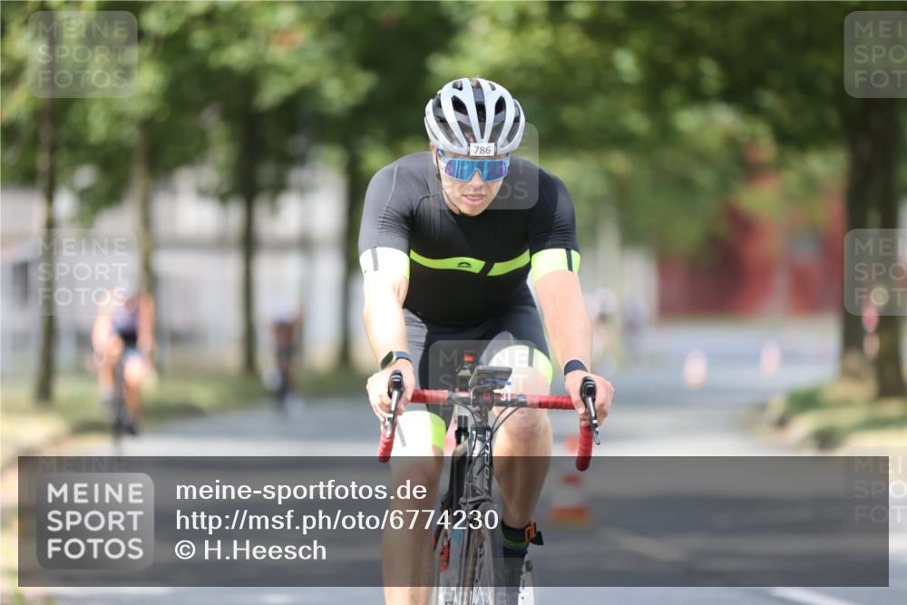 11.08.2024 - GEWOBA Citytriathlon Bremen H.Heesch http://msf.ph/oto/6774230 11.08.2024 11:41:39 Radfahren 758, 786, 835, 859, 902, 965, 1020 meine-sportfotos.de