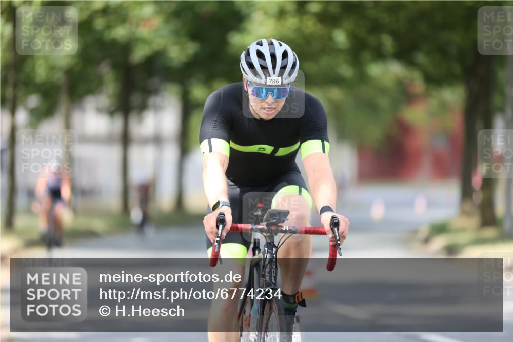 11.08.2024 - GEWOBA Citytriathlon Bremen H.Heesch http://msf.ph/oto/6774234 11.08.2024 11:41:39 Radfahren 758, 786, 835, 859, 902, 965, 1020 meine-sportfotos.de