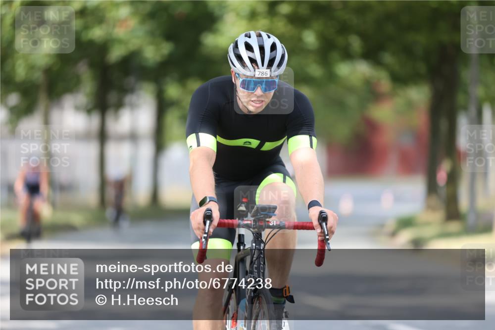 11.08.2024 - GEWOBA Citytriathlon Bremen H.Heesch http://msf.ph/oto/6774238 11.08.2024 11:41:39 Radfahren 758, 786, 835, 859, 902, 965, 1020 meine-sportfotos.de