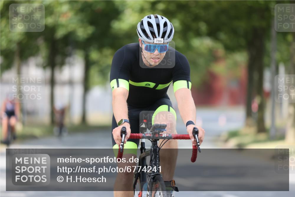 11.08.2024 - GEWOBA Citytriathlon Bremen H.Heesch http://msf.ph/oto/6774241 11.08.2024 11:41:39 Radfahren 758, 786, 835, 859, 902, 965, 1020 meine-sportfotos.de