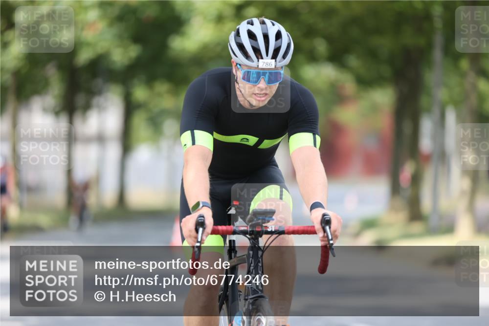 11.08.2024 - GEWOBA Citytriathlon Bremen H.Heesch http://msf.ph/oto/6774246 11.08.2024 11:41:39 Radfahren 758, 786, 835, 859, 902, 965, 1020 meine-sportfotos.de