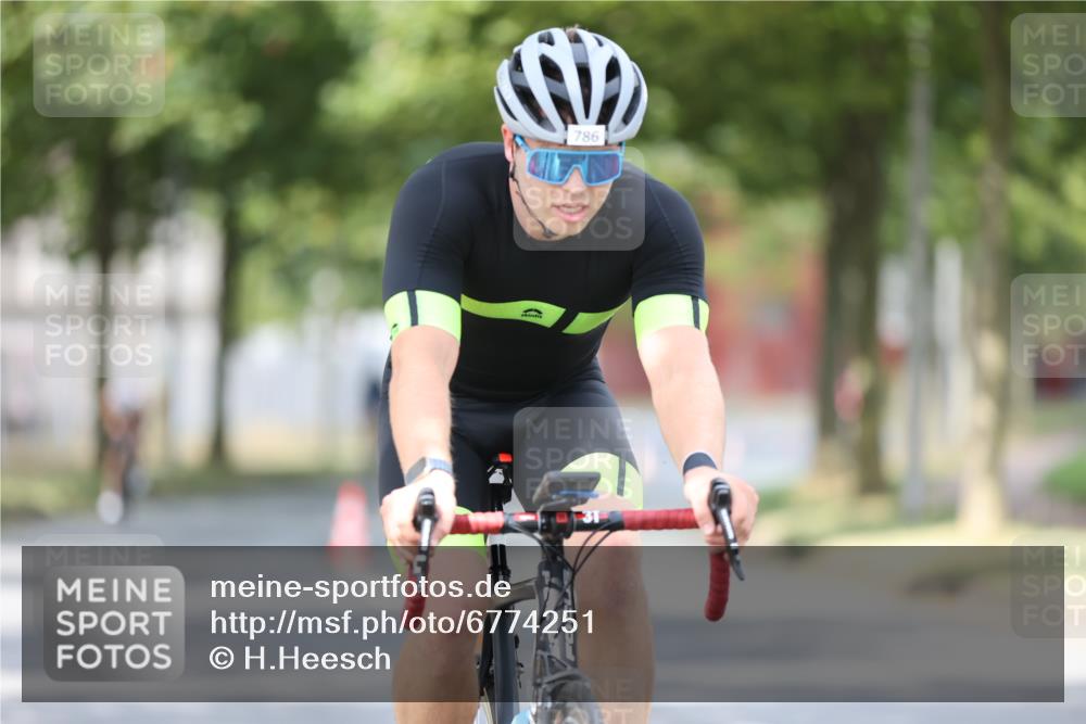 11.08.2024 - GEWOBA Citytriathlon Bremen H.Heesch http://msf.ph/oto/6774251 11.08.2024 11:41:39 Radfahren 758, 786, 835, 859, 902, 965, 1020 meine-sportfotos.de