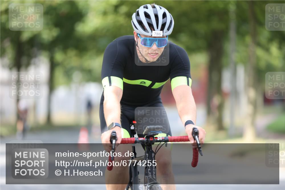 11.08.2024 - GEWOBA Citytriathlon Bremen H.Heesch http://msf.ph/oto/6774255 11.08.2024 11:41:39 Radfahren 758, 786, 835, 859, 902, 965, 1020 meine-sportfotos.de