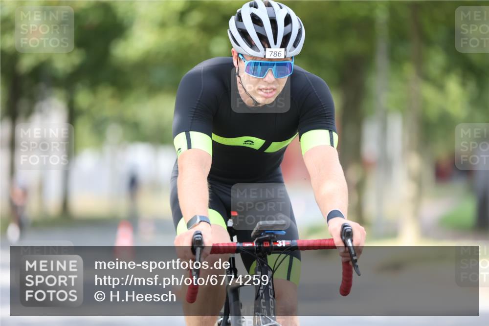 11.08.2024 - GEWOBA Citytriathlon Bremen H.Heesch http://msf.ph/oto/6774259 11.08.2024 11:41:39 Radfahren 758, 786, 835, 859, 902, 965, 1020 meine-sportfotos.de