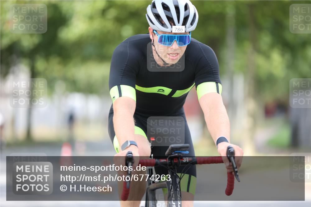 11.08.2024 - GEWOBA Citytriathlon Bremen H.Heesch http://msf.ph/oto/6774263 11.08.2024 11:41:39 Radfahren 758, 786, 835, 859, 902, 965, 1020 meine-sportfotos.de