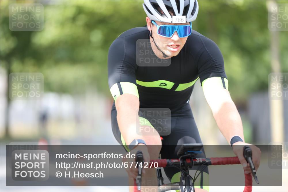 11.08.2024 - GEWOBA Citytriathlon Bremen H.Heesch http://msf.ph/oto/6774270 11.08.2024 11:41:40 Radfahren 758, 786, 835, 859, 902, 965, 1020 meine-sportfotos.de