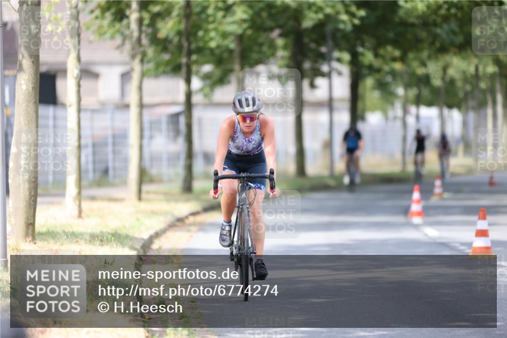 11.08.2024 - GEWOBA Citytriathlon Bremen H.Heesch http://msf.ph/oto/6774274 11.08.2024 11:41:41 Radfahren 758, 786, 835, 859, 902, 965, 1020 meine-sportfotos.de
