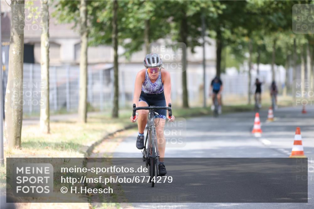 11.08.2024 - GEWOBA Citytriathlon Bremen H.Heesch http://msf.ph/oto/6774279 11.08.2024 11:41:41 Radfahren 758, 786, 835, 859, 902, 965, 1020 meine-sportfotos.de