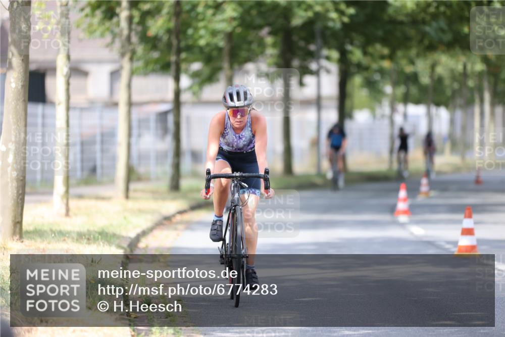 11.08.2024 - GEWOBA Citytriathlon Bremen H.Heesch http://msf.ph/oto/6774283 11.08.2024 11:41:41 Radfahren 758, 786, 835, 859, 902, 965, 1020 meine-sportfotos.de