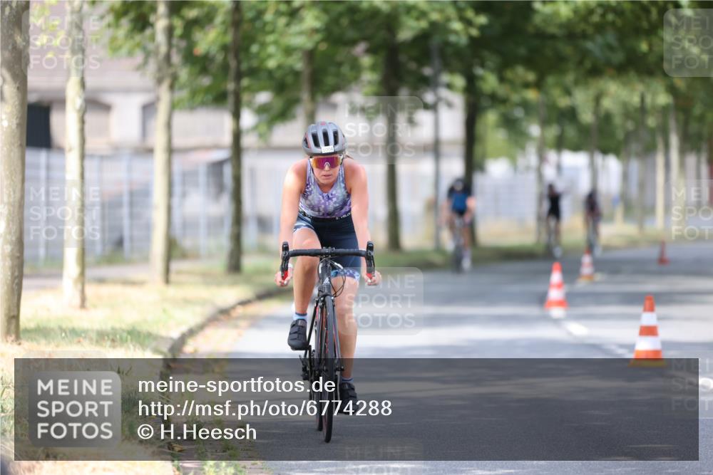 11.08.2024 - GEWOBA Citytriathlon Bremen H.Heesch http://msf.ph/oto/6774288 11.08.2024 11:41:41 Radfahren 758, 786, 835, 859, 902, 965, 1020 meine-sportfotos.de