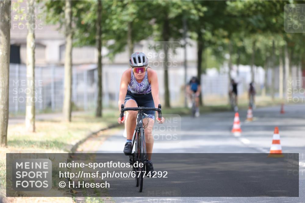 11.08.2024 - GEWOBA Citytriathlon Bremen H.Heesch http://msf.ph/oto/6774292 11.08.2024 11:41:42 Radfahren 758, 786, 835, 859, 965, 1020 meine-sportfotos.de