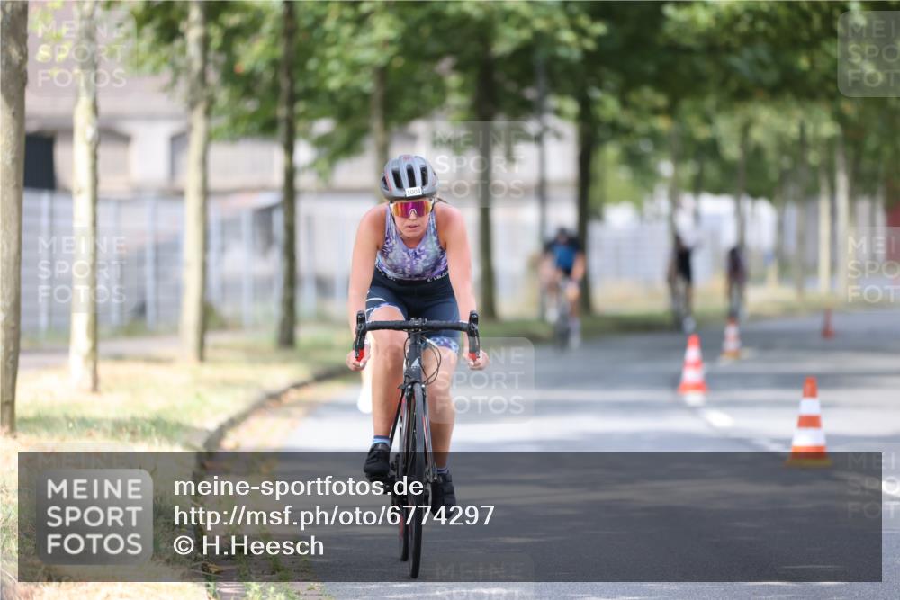11.08.2024 - GEWOBA Citytriathlon Bremen H.Heesch http://msf.ph/oto/6774297 11.08.2024 11:41:42 Radfahren 758, 786, 835, 859, 965, 1020 meine-sportfotos.de