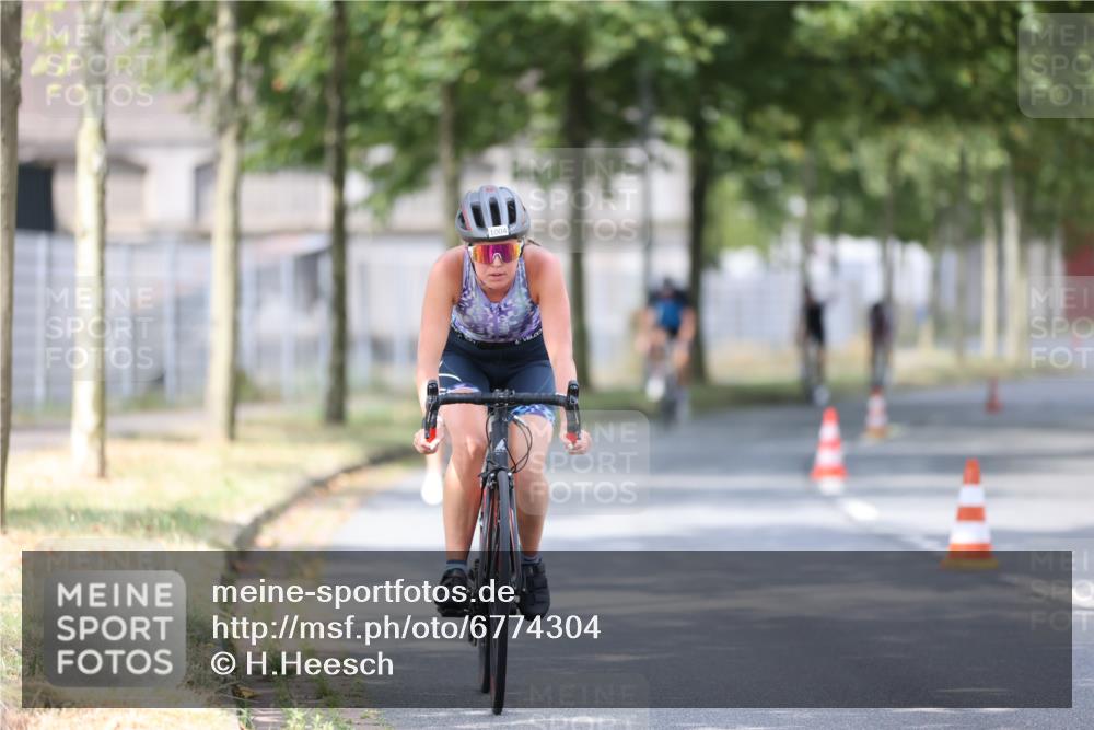 11.08.2024 - GEWOBA Citytriathlon Bremen H.Heesch http://msf.ph/oto/6774304 11.08.2024 11:41:42 Radfahren 758, 786, 835, 859, 965, 1020 meine-sportfotos.de