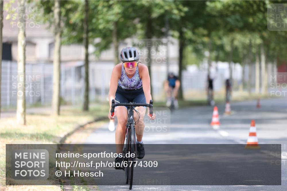 11.08.2024 - GEWOBA Citytriathlon Bremen H.Heesch http://msf.ph/oto/6774309 11.08.2024 11:41:42 Radfahren 758, 786, 835, 859, 965, 1020 meine-sportfotos.de