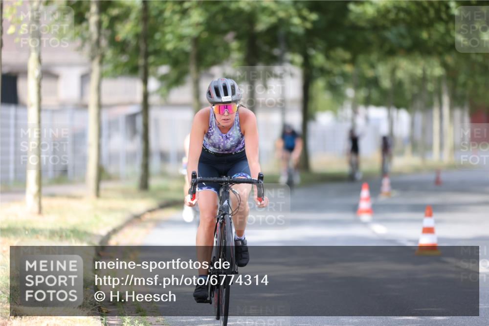 11.08.2024 - GEWOBA Citytriathlon Bremen H.Heesch http://msf.ph/oto/6774314 11.08.2024 11:41:42 Radfahren 758, 786, 835, 859, 965, 1020 meine-sportfotos.de