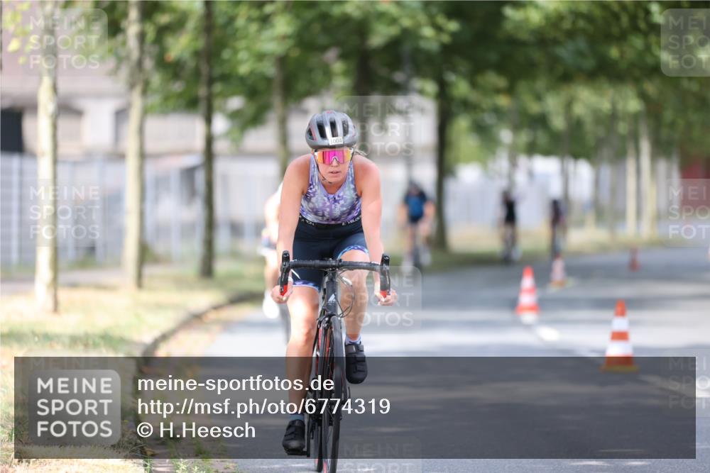 11.08.2024 - GEWOBA Citytriathlon Bremen H.Heesch http://msf.ph/oto/6774319 11.08.2024 11:41:42 Radfahren 758, 786, 835, 859, 965, 1020 meine-sportfotos.de