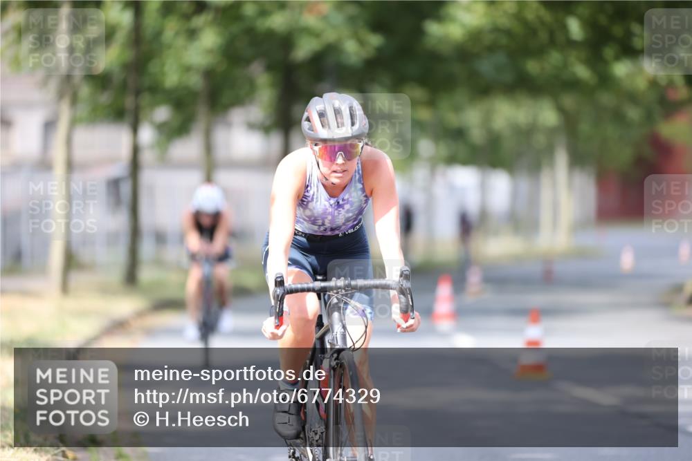 11.08.2024 - GEWOBA Citytriathlon Bremen H.Heesch http://msf.ph/oto/6774329 11.08.2024 11:41:42 Radfahren 758, 786, 835, 859, 965, 1020 meine-sportfotos.de
