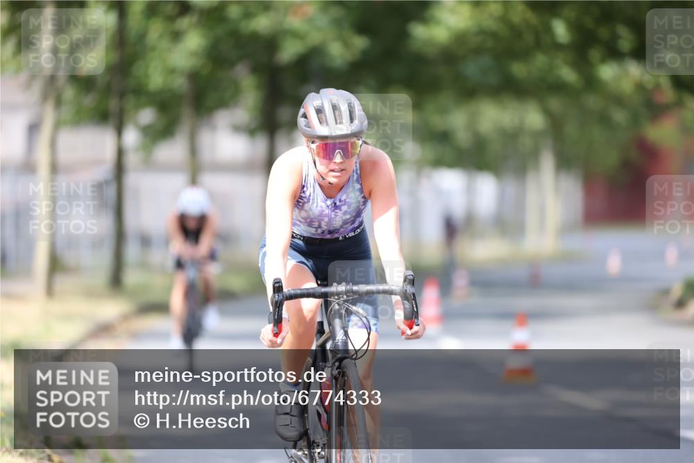 11.08.2024 - GEWOBA Citytriathlon Bremen H.Heesch http://msf.ph/oto/6774333 11.08.2024 11:41:42 Radfahren 758, 786, 835, 859, 965, 1020 meine-sportfotos.de