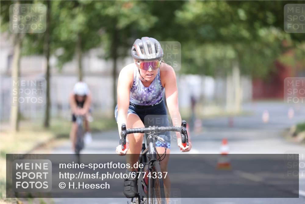 11.08.2024 - GEWOBA Citytriathlon Bremen H.Heesch http://msf.ph/oto/6774337 11.08.2024 11:41:42 Radfahren 758, 786, 835, 859, 965, 1020 meine-sportfotos.de