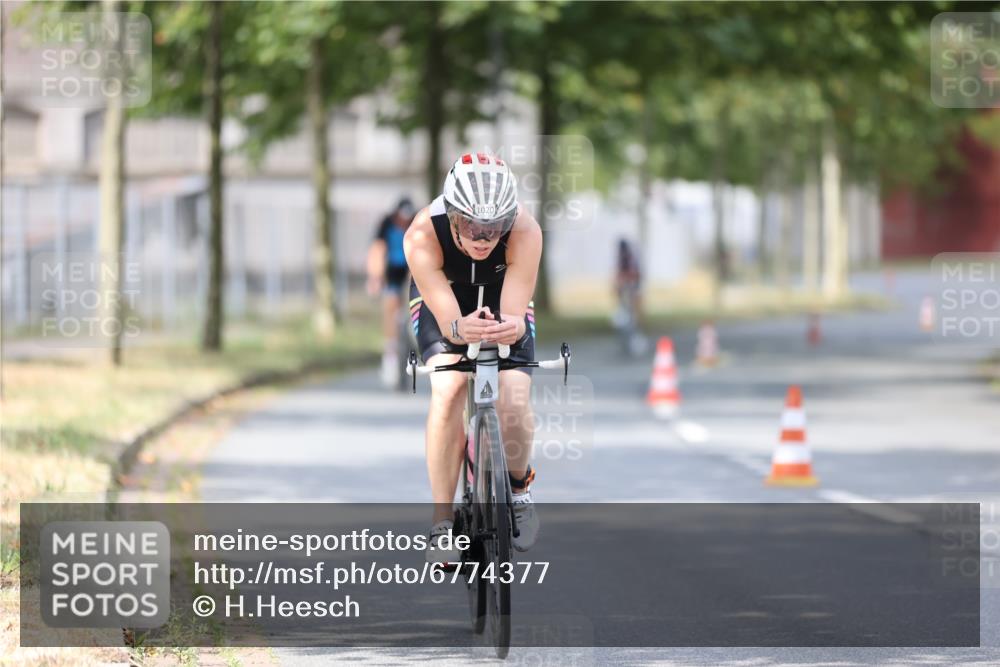 11.08.2024 - GEWOBA Citytriathlon Bremen H.Heesch http://msf.ph/oto/6774377 11.08.2024 11:41:44 Radfahren 758, 786, 835, 859, 965, 1020 meine-sportfotos.de