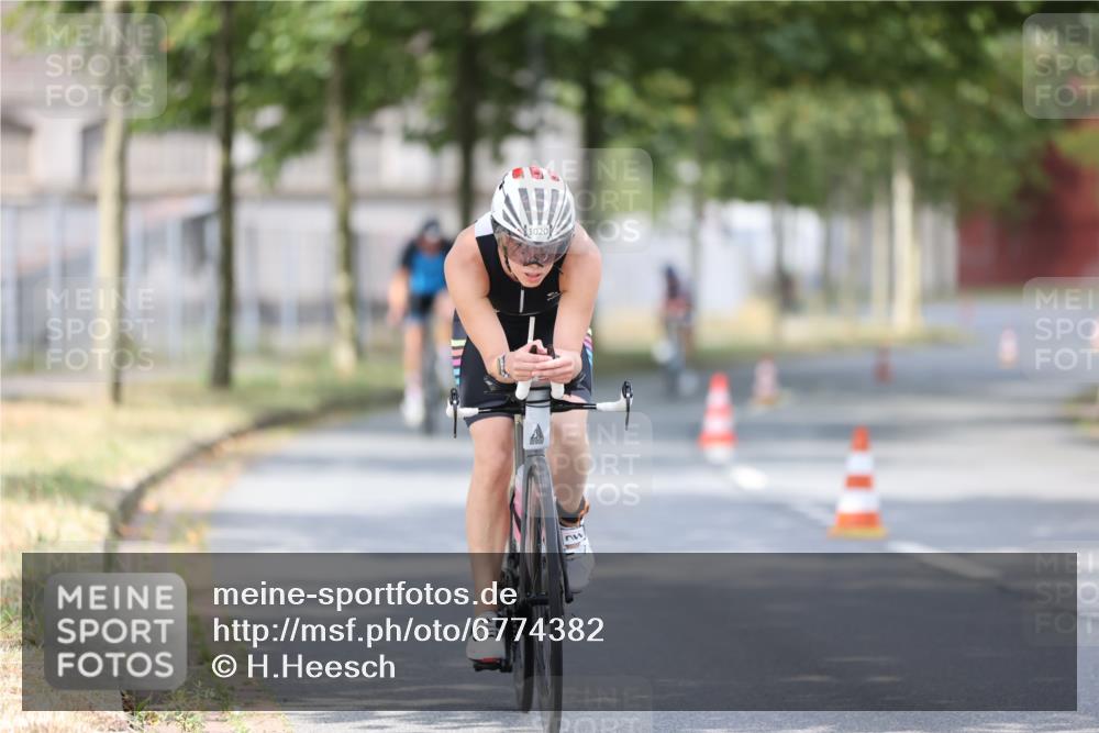 11.08.2024 - GEWOBA Citytriathlon Bremen H.Heesch http://msf.ph/oto/6774382 11.08.2024 11:41:44 Radfahren 758, 786, 835, 859, 965, 1020 meine-sportfotos.de