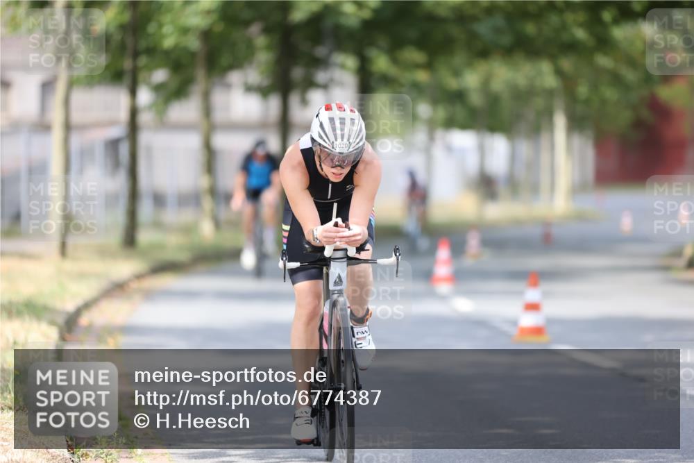 11.08.2024 - GEWOBA Citytriathlon Bremen H.Heesch http://msf.ph/oto/6774387 11.08.2024 11:41:44 Radfahren 758, 786, 835, 859, 965, 1020 meine-sportfotos.de