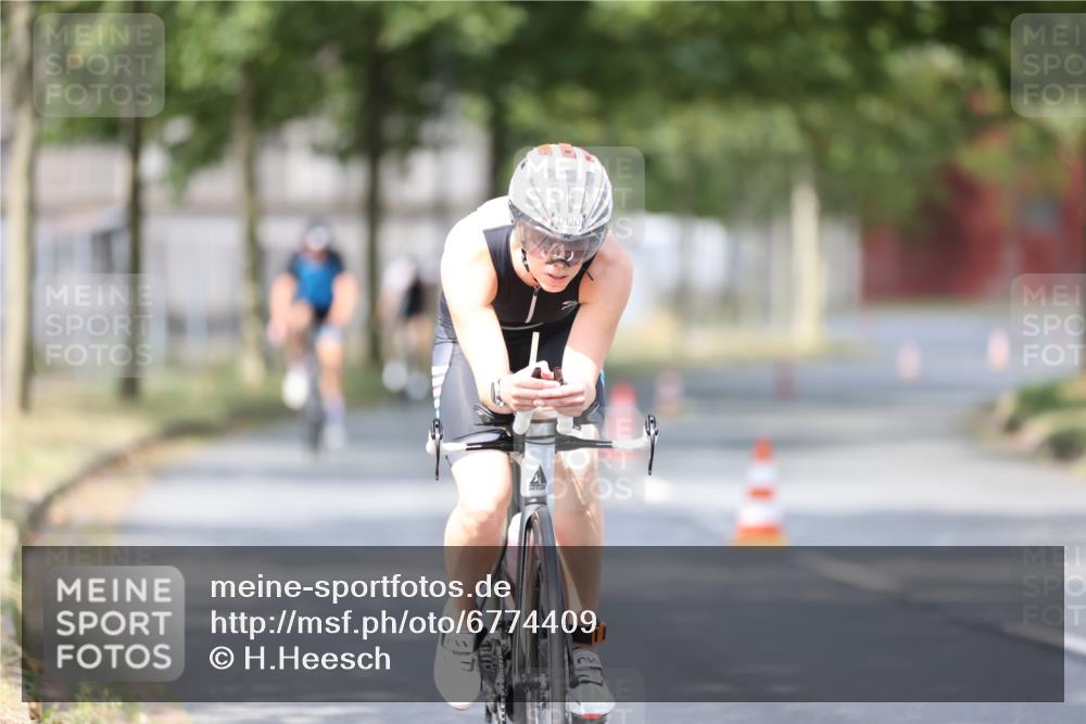 11.08.2024 - GEWOBA Citytriathlon Bremen H.Heesch http://msf.ph/oto/6774409 11.08.2024 11:41:44 Radfahren 758, 786, 835, 859, 965, 1020 meine-sportfotos.de