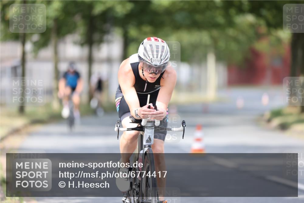 11.08.2024 - GEWOBA Citytriathlon Bremen H.Heesch http://msf.ph/oto/6774417 11.08.2024 11:41:44 Radfahren 758, 786, 835, 859, 965, 1020 meine-sportfotos.de
