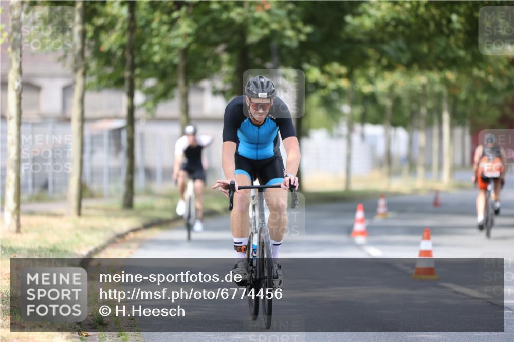 11.08.2024 - GEWOBA Citytriathlon Bremen H.Heesch http://msf.ph/oto/6774456 11.08.2024 11:41:47 Radfahren 758, 786, 859, 905, 965, 1020 meine-sportfotos.de
