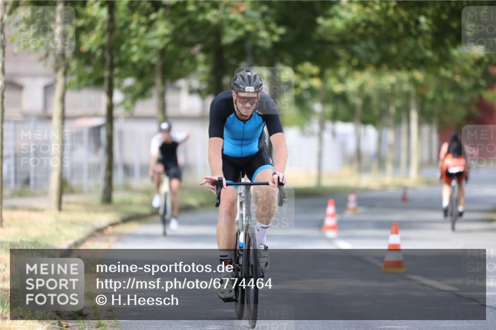 11.08.2024 - GEWOBA Citytriathlon Bremen H.Heesch http://msf.ph/oto/6774464 11.08.2024 11:41:47 Radfahren 758, 786, 859, 905, 965, 1020 meine-sportfotos.de