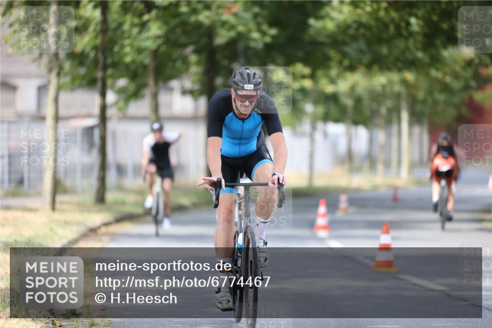 11.08.2024 - GEWOBA Citytriathlon Bremen H.Heesch http://msf.ph/oto/6774467 11.08.2024 11:41:47 Radfahren 758, 786, 859, 905, 965, 1020 meine-sportfotos.de