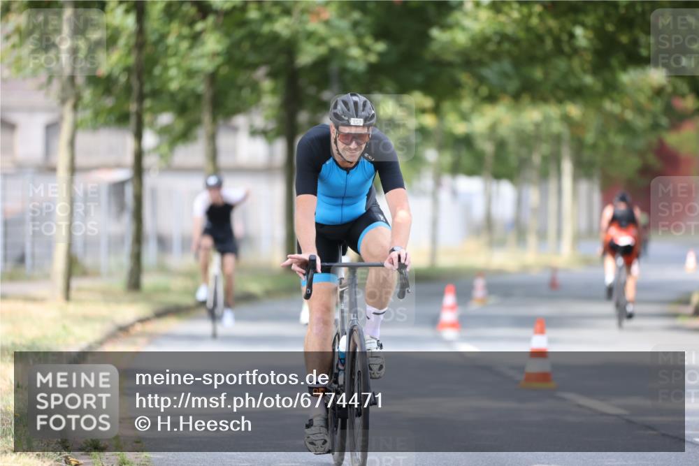 11.08.2024 - GEWOBA Citytriathlon Bremen H.Heesch http://msf.ph/oto/6774471 11.08.2024 11:41:47 Radfahren 758, 786, 859, 905, 965, 1020 meine-sportfotos.de