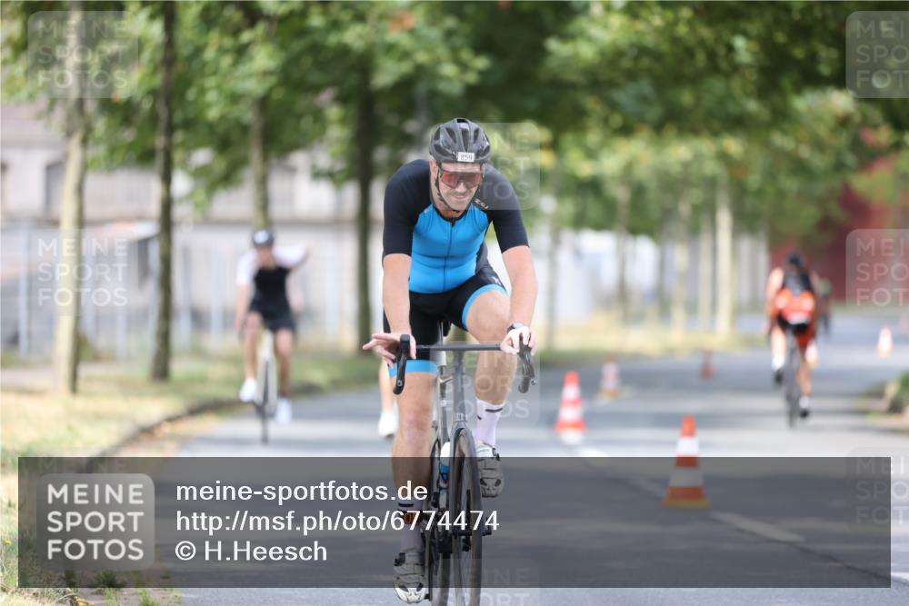 11.08.2024 - GEWOBA Citytriathlon Bremen H.Heesch http://msf.ph/oto/6774474 11.08.2024 11:41:47 Radfahren 758, 786, 859, 905, 965, 1020 meine-sportfotos.de