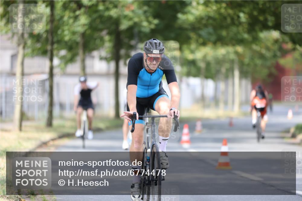 11.08.2024 - GEWOBA Citytriathlon Bremen H.Heesch http://msf.ph/oto/6774478 11.08.2024 11:41:47 Radfahren 758, 786, 859, 905, 965, 1020 meine-sportfotos.de