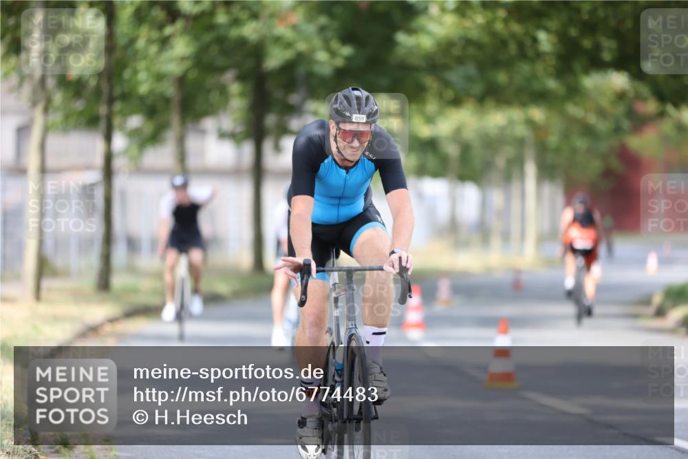 11.08.2024 - GEWOBA Citytriathlon Bremen H.Heesch http://msf.ph/oto/6774483 11.08.2024 11:41:47 Radfahren 758, 786, 859, 905, 965, 1020 meine-sportfotos.de