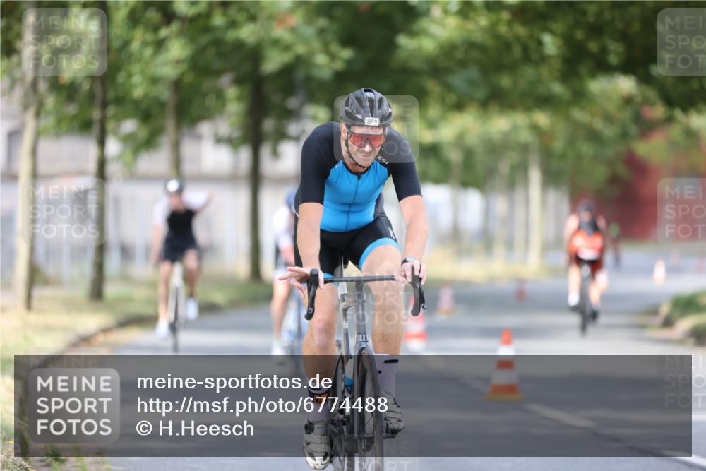 11.08.2024 - GEWOBA Citytriathlon Bremen H.Heesch http://msf.ph/oto/6774488 11.08.2024 11:41:47 Radfahren 758, 786, 859, 905, 965, 1020 meine-sportfotos.de