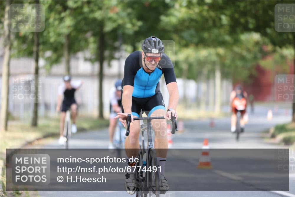 11.08.2024 - GEWOBA Citytriathlon Bremen H.Heesch http://msf.ph/oto/6774491 11.08.2024 11:41:47 Radfahren 758, 786, 859, 905, 965, 1020 meine-sportfotos.de